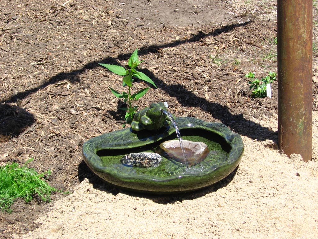 Ceramic Solar Frog Fountain